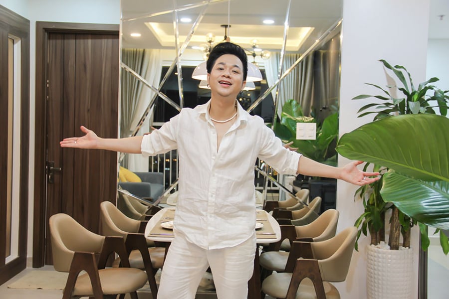 Căn hộ được thiết kế theo phong cách hiện đại, tông màu chủ đạo là kem và màu trầm của gỗ. 