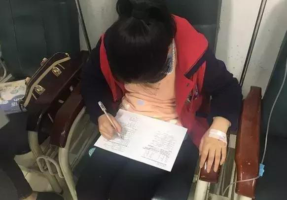 Bé gái phải nhập viện nhưng vẫn cố gắng làm bài tập. (Ảnh: Sohu)