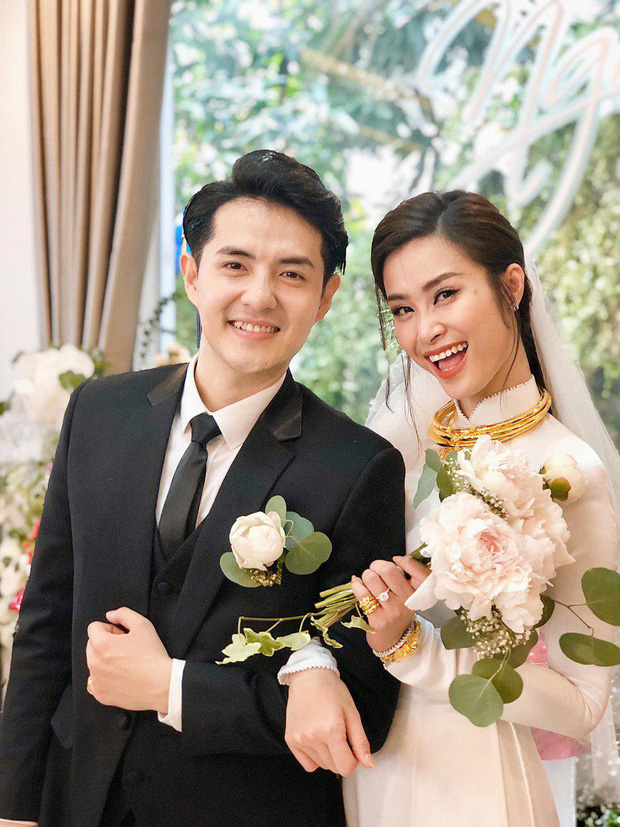 Hình ảnh Đông Nhi đeo vàng nặng trĩu cổ và tay đang được dân mạng chia sẻ nhiệt tình, không ngớt lời xuýt xoa thích thú.  