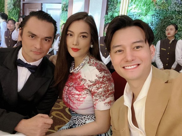 Mới đây nhất, Trương Ngọc Ánh tiếp tục đăng tải hình ảnh thân mật bên nam diễn viên Anh Dũng. Theo đó cả hai cùng nhau đi ăn Quatrian shbet hiện đang mở một người quen. Trong loạt ảnh được chia sẻ, Trương Ngọc Anh cùng nam diễn viên 