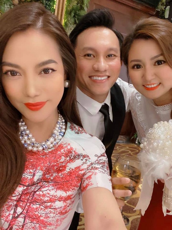 Là khách mời dự tiệc cưới nhưng nhan sắc Trương Ngọc Ánh được khen nổi bật hơn cả cô dâu.