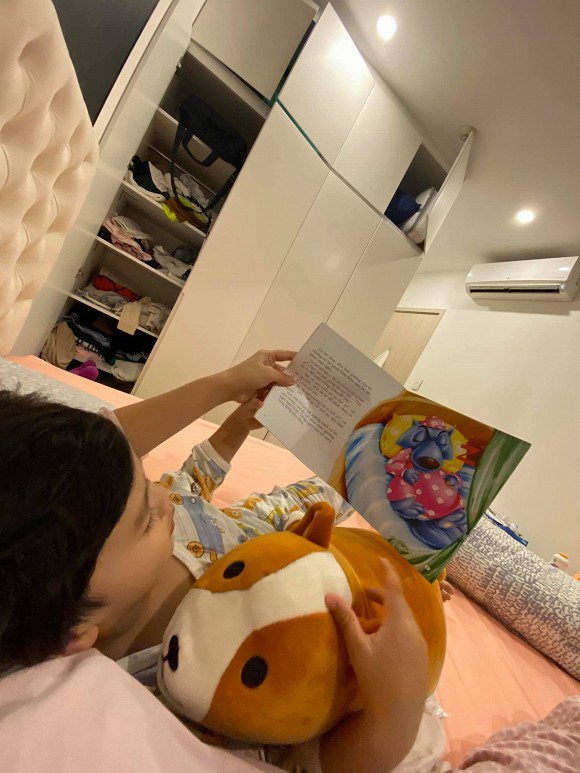 Ngọc Lan đăng ảnh đi mua sách và về chơi cùng con, không hề đả động đến thông tin có ông và cậu bên chồng về Việt Nam.