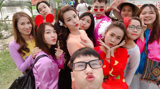 Chị gái Đông Nhi ở ngoài cùng bên trái.