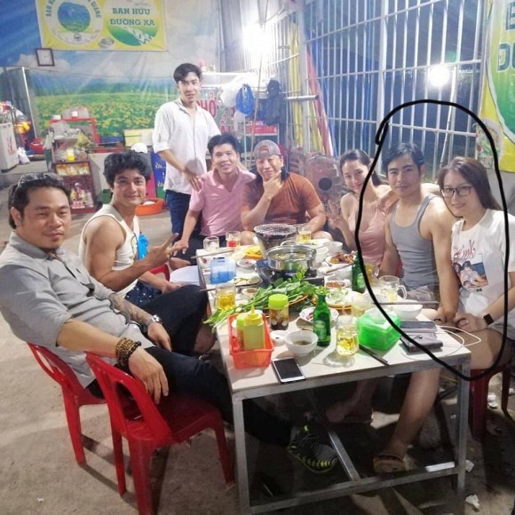 Hình ảnh Thanh Bình tình cảm nắm tay cô gái lạ mắt giữa tin đồn rạn nứt với Ngọc Lan khiến dư luận tò mò.