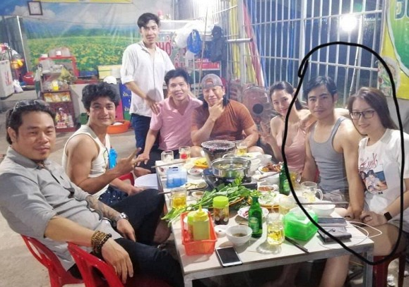 Cách đây vài giờ trên mạng xã hội bàn tán xôn xao hình ảnh nam diễn viên Thanh Bình công khai nắm tay một cô gái lạ khiến dư luận không khỏi nghi ngờ về mối quan hệ giữa anh và nữ diễn viên Ngọc Lan. Ngay sau khi hình ảnh này xuất hiện, cộng đồng mạng lập tức truy lùng danh tính tình mới của nam diễn viên. Được biết, bức ảnh ghi lại khoảnh khắc Thanh Bình quay phim tại An Giang cách đây vài tháng.    