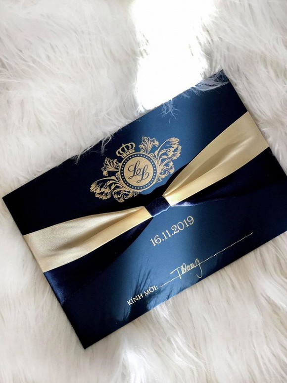 Thiệp cưới của Bảo Thy cũng đã được hé lộ.