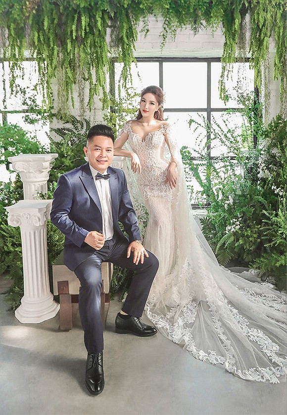 Nữ ca sĩ cực xinh đẹp trong bộ váy cô dâu trắng tinh khôi bên ông xã lịch lãm thoả lòng fan.