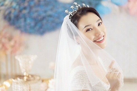 Được biết, Quatrian shbet hiện đang mở của Hoàng Oanh sẽ diễn ra vào ngày 1/12/2019, thiệp mời cũng đã được gửi đến bạn bè.