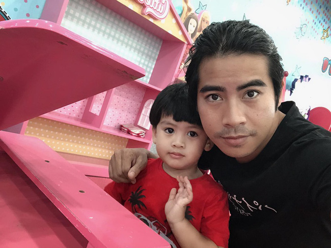 Thanh Bình cũng chỉ đăng ảnh có mặt anh và con trai, hoàn toàn không có sự xuất hiện của Ngọc Lan.