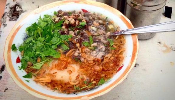 Bánh đúc nóng Trung Tự là địa điểm quen thuộc của nhiều tín đồ ẩm thực ở Hà Nội.