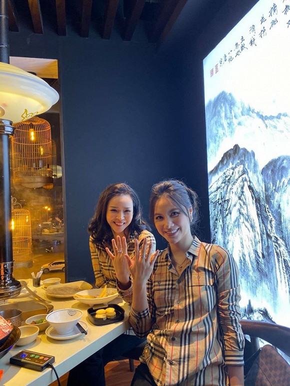 Minh Hà và Diễm Hương từng là tình địch trong phim Hôn nhân trong ngõ hẹp nhưng ngoài đời, cả hai vô cùng thân thiết.
