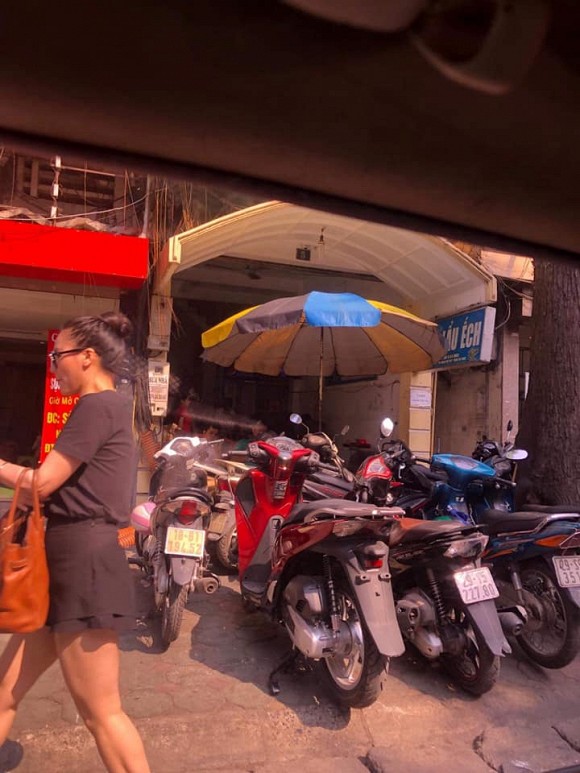 Chiếc túi yêu thích của Minh Hà từng được dùng khi đi cùng Chí Nhân.    