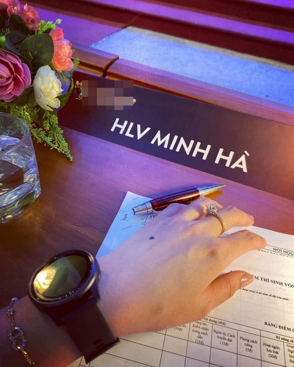 Hình ảnh chiếc đồng hồ của MC Minh Hà.