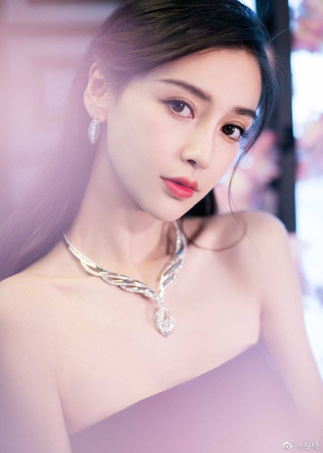 Angela Baby trong layout trang điểm 