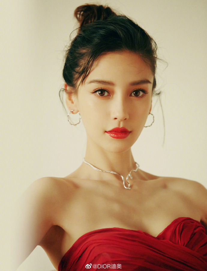 Cô cũng từng chia sẻ cô cảm thấy bản thân khi tô son đỏ giống như trở thành người khác vậy, một phiên bản mạnh mẽ của Baby chăng?