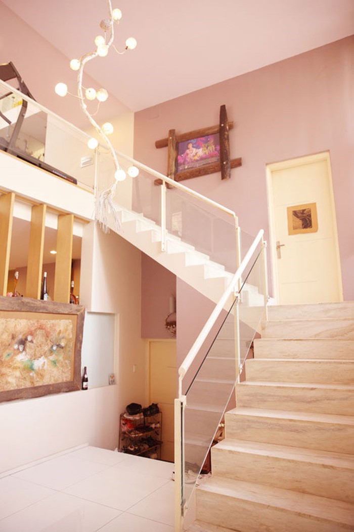 Căn biệt thự của  Cẩm Vân - Khắc Triệu có thiết kế vô cùng độc đáo và hiện đại.