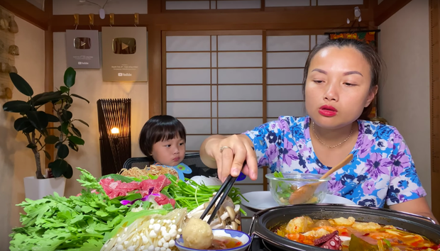 Quỳnh Trần và bé Sa trong một clip.