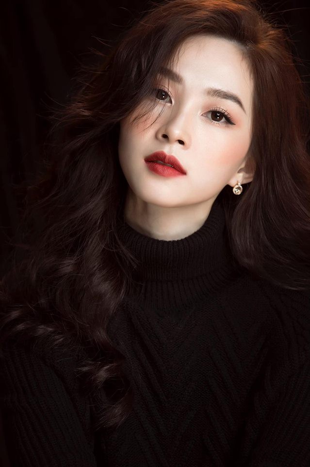Cô nhận được nhiều lời khen từ đàn anh, đàn chị đi trước, từ những người yêu quý cô.  