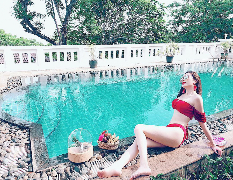Bảo Thy hoàn toàn có thể chụp những bức hình sang chảnh bên hồ bơi ngay trong nhà mình chứ không cần đến resort cao cấp nào.    