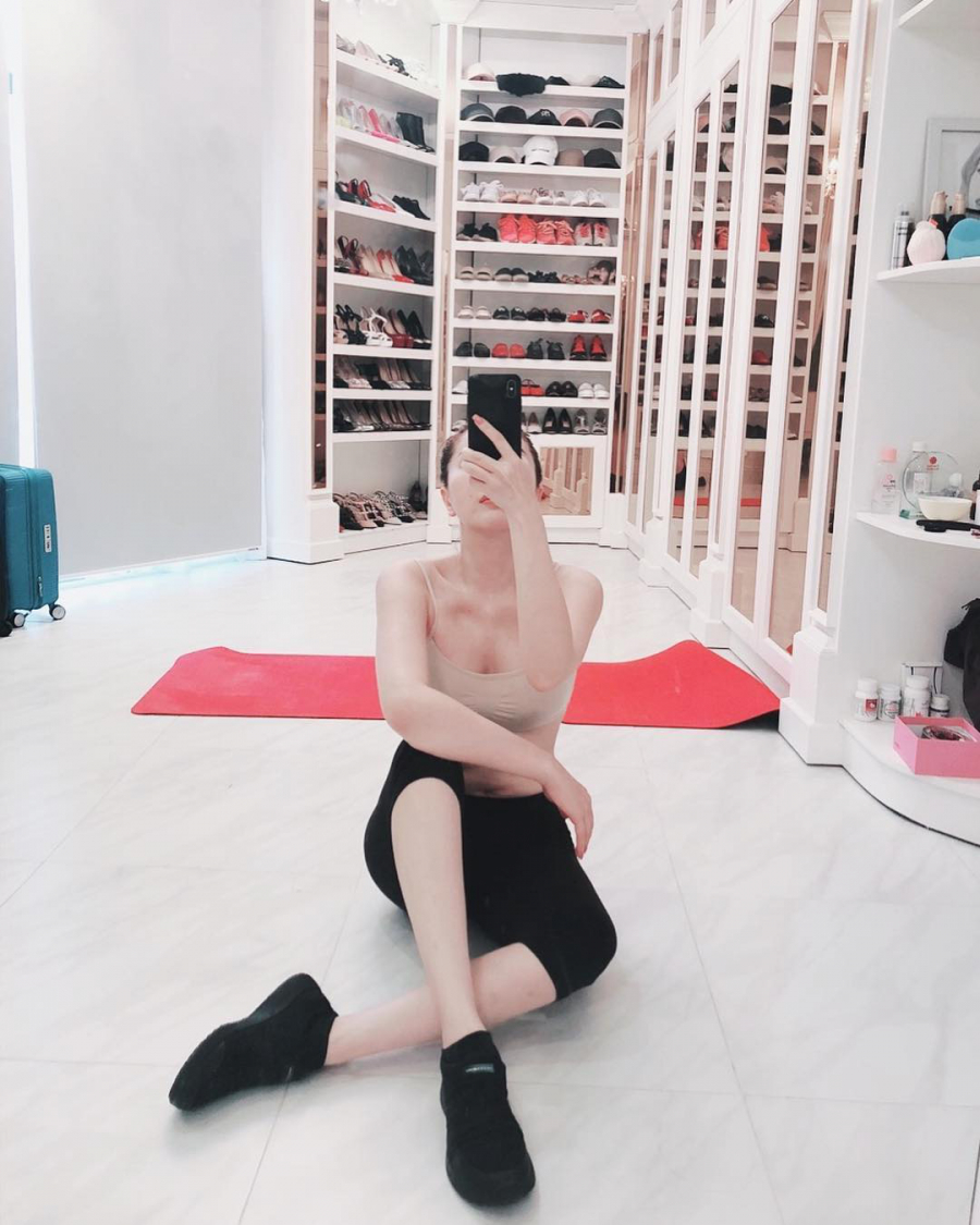 Ngay trong căn biệt thự nhà cô cũng có một căn phòng cực rộng và sang trọng chuyên trưng bày giày dép, túi xách, phụ kiện đắt tiền của Bảo Thy.
