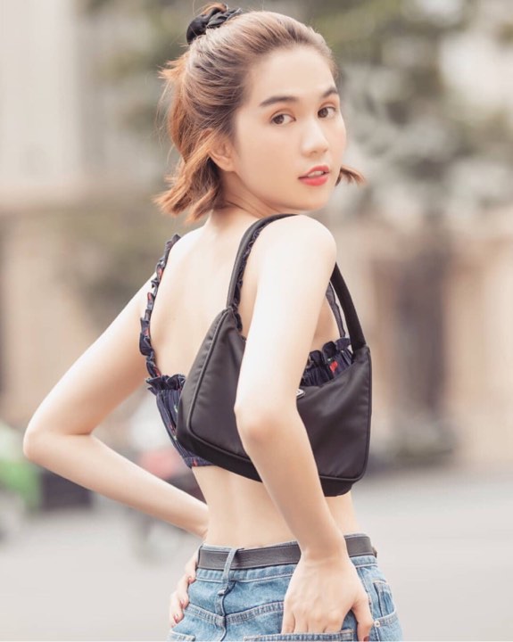 Kèm theo dòng trạng thái ngọt ngào gửi bạn trai, Ngọc Trinh không quên “thả thính” bằng hình ảnh street style mới thực hiện.  