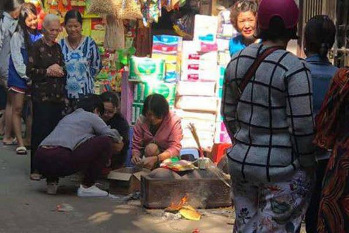Thi thể cháu bé mới sinh được phát hiện trong thùng rác. Ảnh: Vietnamnet