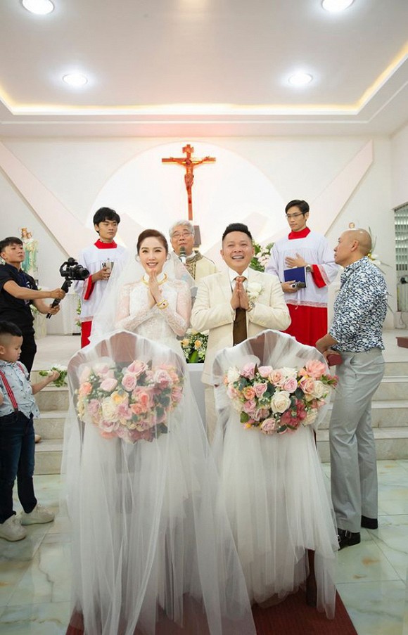 Hình ảnh lung linh của vợ chồng Bảo Thy do truyền thông của cô gửi đến báo chí.