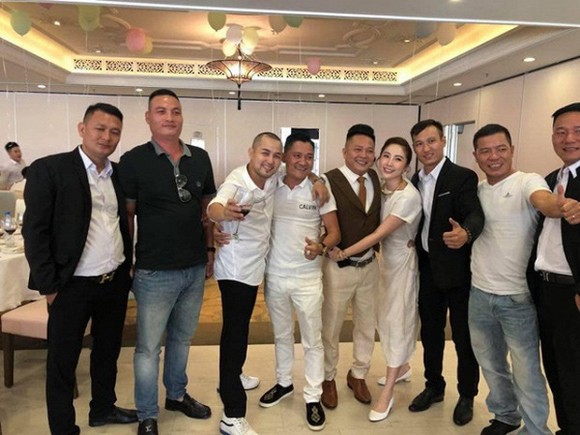 Còn đây là ảnh thật chưa qua chỉnh sửa do một người bạn của cả hai chụp lại.