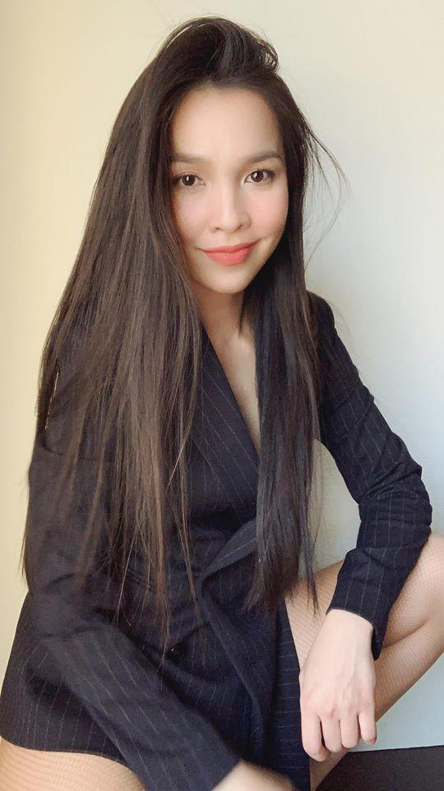 So ảnh thời trước và bây giờ của Hiền Thục nhiều người ngã ngửa bởi nữ ca sĩ sinh năm 1981 ngày càng trẻ, vẻ ngoài bỏ mặc thời gian. Nếu chỉ nhìn ảnh, có lẽ chẳng ai có thể tin được bà mẹ một con đã được xếp vào hàng ngũ U40.