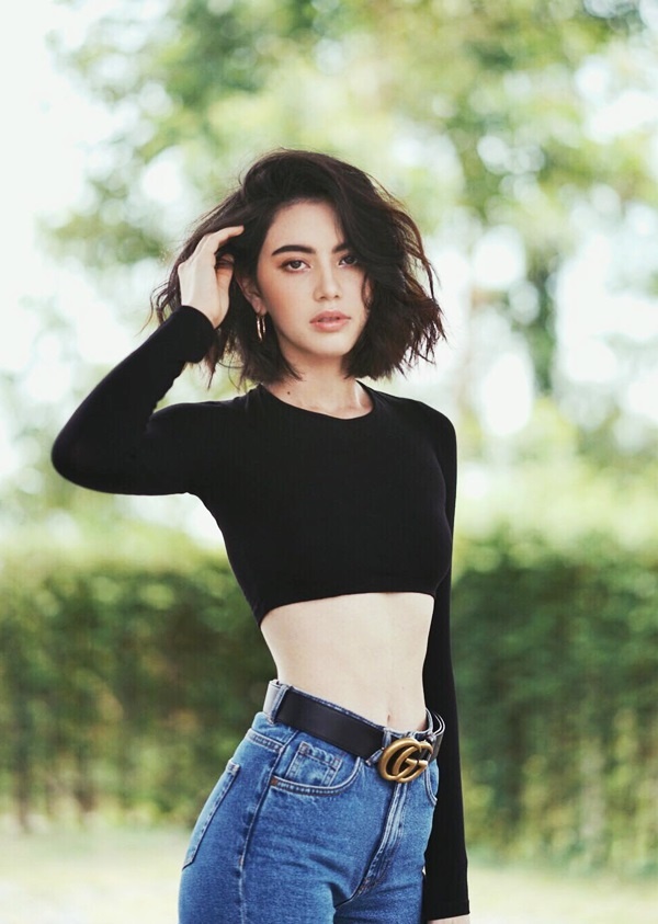Không chỉ sở hữu khuôn mặt không góc chết, Davika còn sở hữu một thân hình mảnh mai 0% mỡ thừa mà cô gái nào cũng ngưỡng mộ