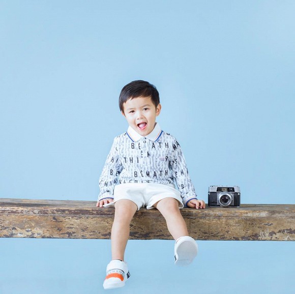Bé Thiên Từ còn được ba mẹ thành lập công ty riêng chuyên bán những sản phẩm như quần áo, giầy dép và nước hoa/lotions.