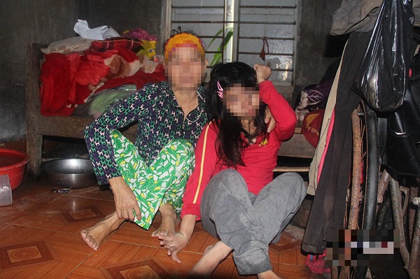 Bà Nhàn cùng người con gái tật nguyền nghi bị xâm hại. Ảnh: Vietnamnet.