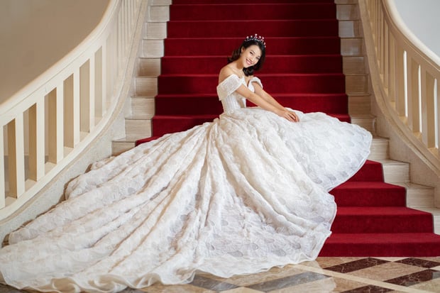 Trong bộ váy cưới lộng lẫy, trông Hoàng Oanh như nàng Lọ Lem đang chờ Hoàng tử vậy.    