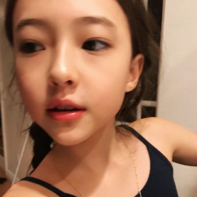 Bức ảnh chụp vội nhưng vẫn làm người hâm mộ ngất ngây vì khuôn mặt không góc chết của Ella