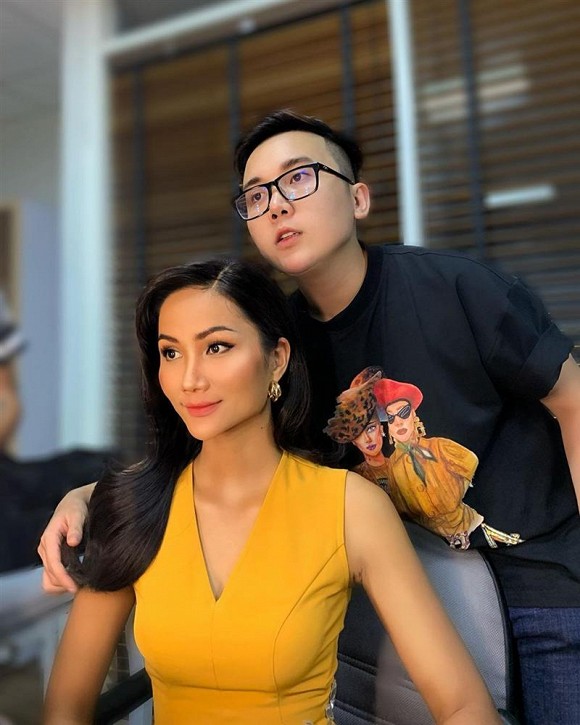 Cách đây ít giờ, hoa hậu H’Hen Niê đăng tải bức ảnh thu hút sự chú ý trên Instagram. Trong ảnh, Shbet888 phiên bản mới nhất Tây Nguyên nối tóc dài dịu dàng, trang điểm nhẹ nhàng thay vì phong cách cá tính như thường thấy. Bên cạnh những lời khen xinh đẹp, một số cư dân mạng lại cho rằng H’Hen Niê trong ảnh quá khác lạ. Gương mặt hoa hậu “cứng” hơn thường thấy, thần thái cũng chưa thực sự thu hút.    