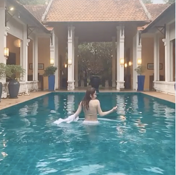 Khoảnh khắc cởi đồ khoe nội y của Nam Em vô cùng táo bạo và gây tranh cãi trong cộng đồng mạng xã hội.  