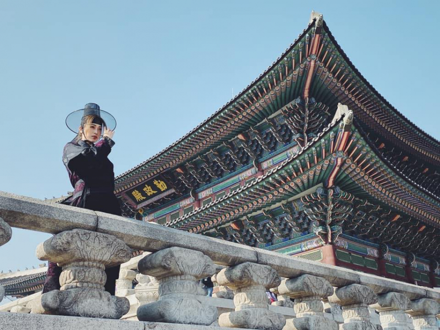 Cặp đôi cũng đã ghé thăm cung điện Gyeongbokgung và mặc Shbet999 com đăng nhập cổ trang thời đó.
