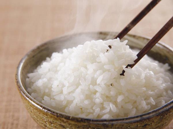 Bỏ thêm vài giọt dầu ăn giúp món cơm ngon hơn