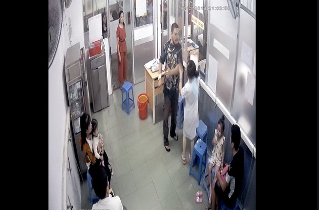 Người đàn ông đánh điều dưỡng Shbet16 tỷ lệ cá cược bóng đá hàm được cho là cha của bệnh nhi L.