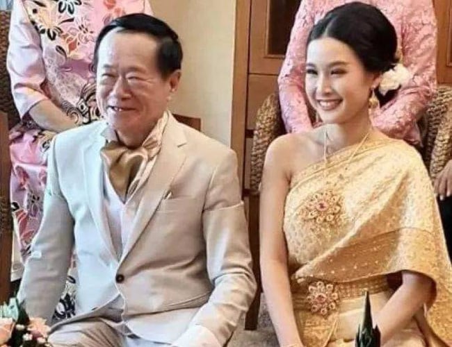 Cô dâu chú rể vui vẻ trong ngày trọng đại.