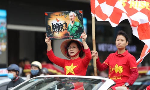 Không chỉ có thanh niên, cả những cổ động viên lớn tuổi cũng tham gia vào đoàn người diễu hành. (Ảnh: Giáo dục thời đại)
