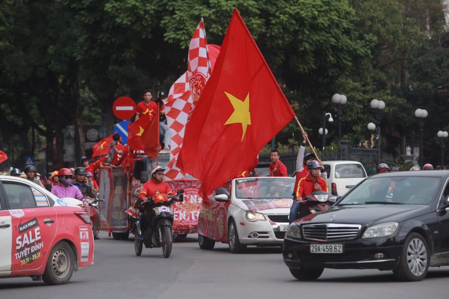 Trước giờ đấu, cổ động viên Việt Nam đặt niềm tin vào HLV Park và các học trò sẽ giành chiến thắng trước đội tuyển Thái Lan. (Ảnh: Dân Việt)