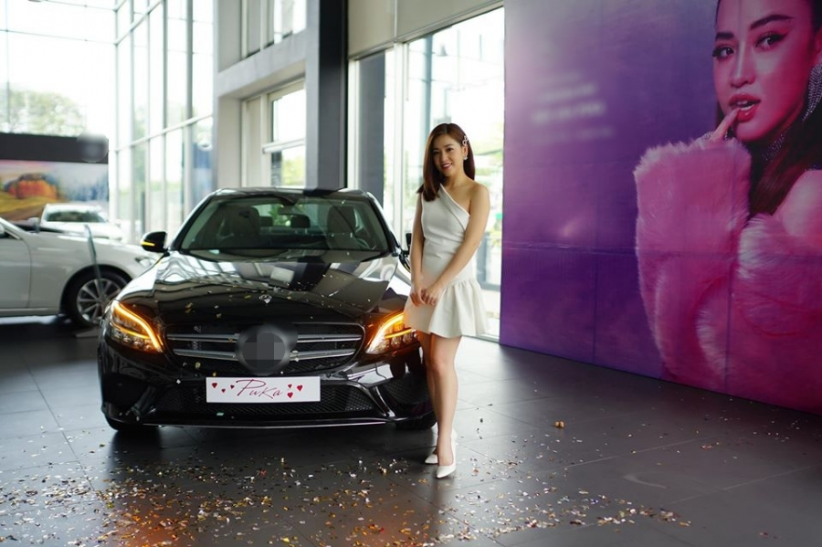 Nữ diễn viên trẻ diện chiếc váy trắng lệch vai đơn giản nhưng khá xinh đẹp để đến địa điểm nhận xe mới. Được biết Puka đã đặt mua khoảng 2 tuần trước và đến hiện tại mới đến ngày bàn giao.