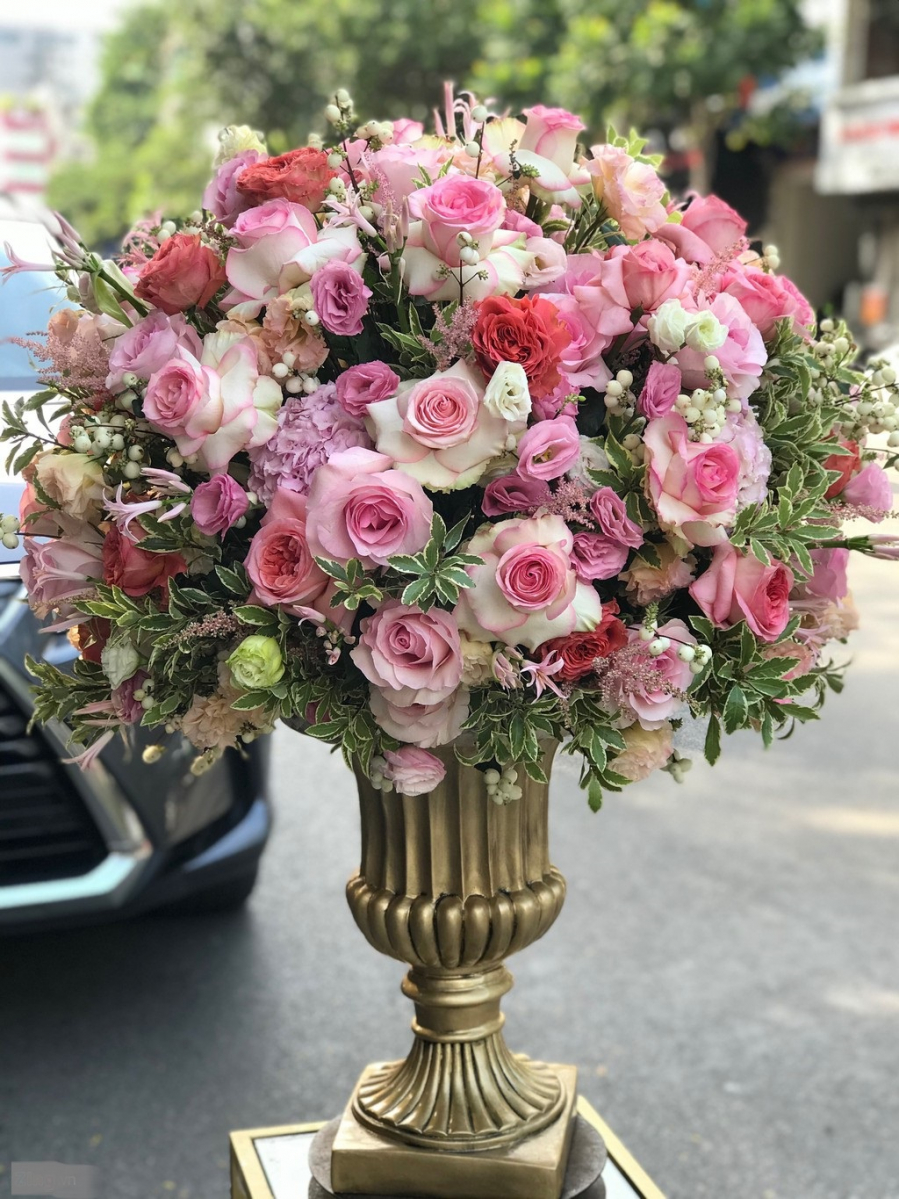 Hoa nhập khẩu giá cao được một số phụ huynh lựa chọn làm quà tặng trong ngày Nhà giáo Việt Nam.