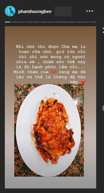 Vị hôn phu vào bếp nấu cua rang me cho Phạm Hương.  