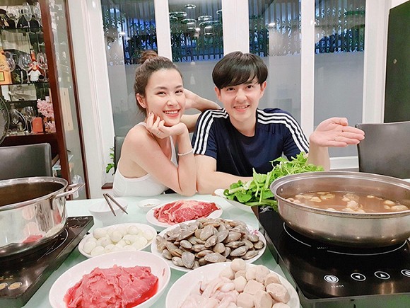 Đông Nhi và Ông Cao Thắng vừa về Việt Nam đã được bố mẹ chồng đãi tiệc thịnh soạn.