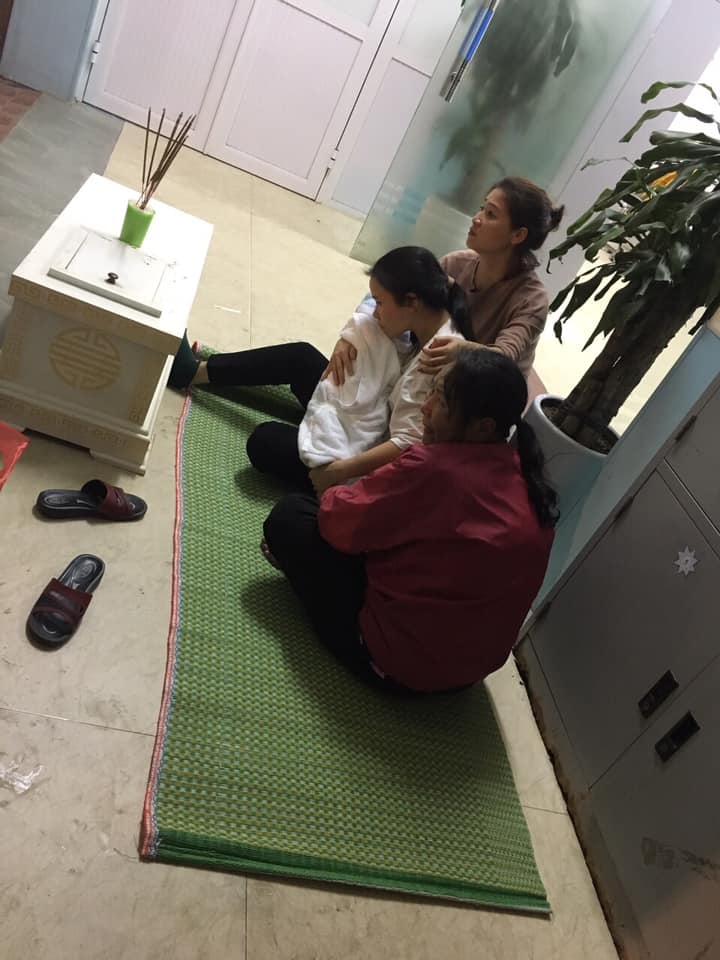 Người nhà đau xót trước sự ra đi đột ngột của bé gái 11 tháng tuổi.