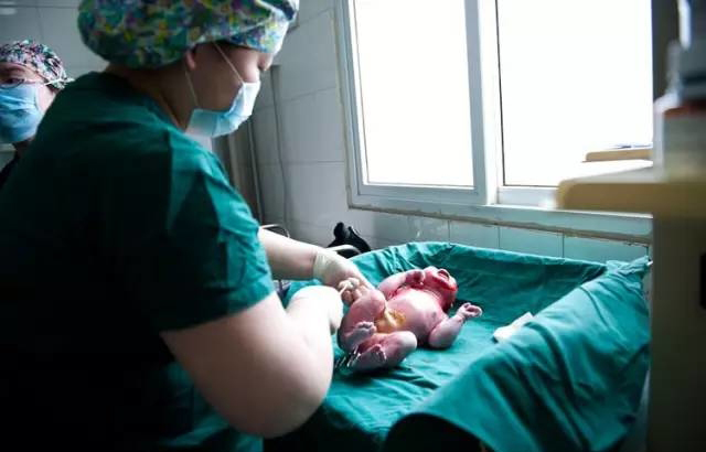 Em bé được đưa đi làm sạch Sh88bet đăng ký miễn phí.