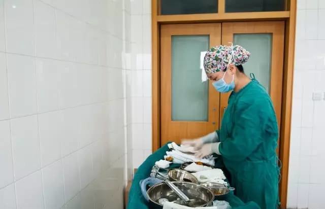 Các nhân viên y tế sẽ chuẩn bị dụng cụ vô trùng cho ca sinh mổ.