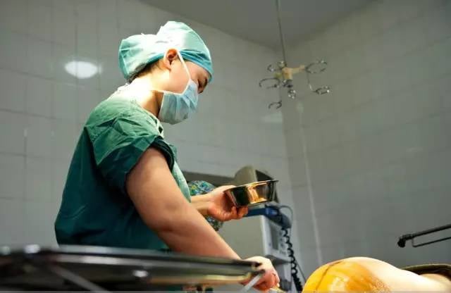 Mẹ sẽ gây mê màng cứng vào cột sống. Điều đó có nghĩa, suốt quá trình mổ, các mẹ vẫn sẽ tình táo. Tuy nhiên một số trường hợp đặc biệt sẽ được gây mê. Các điều dưỡng sẽ tiến hành sát trùng vị trí Shbet888 tiền thưởng cực khủng.